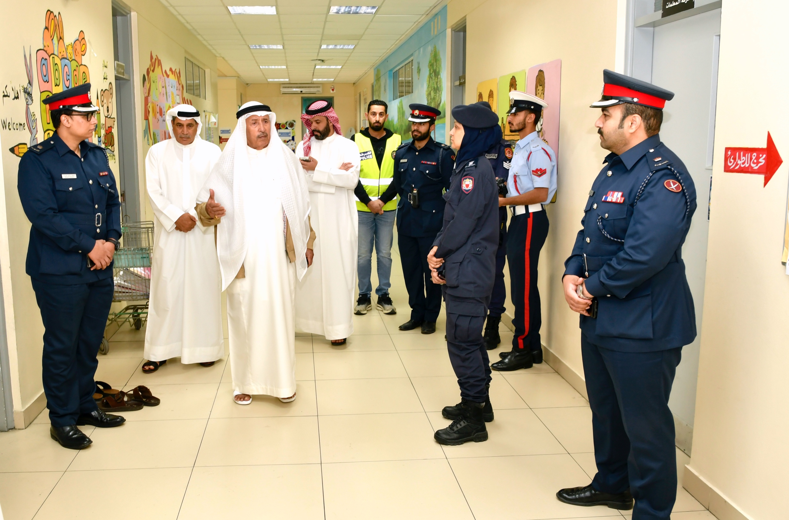 محافظ المحرق يطلع على مستوى الخدمات في مراكز الإيواء ويؤكد على نهج  البحرين الإنساني<